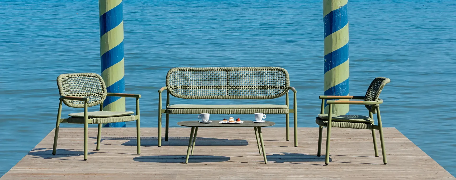 Terraço mediterrânico com mobiliário de exterior