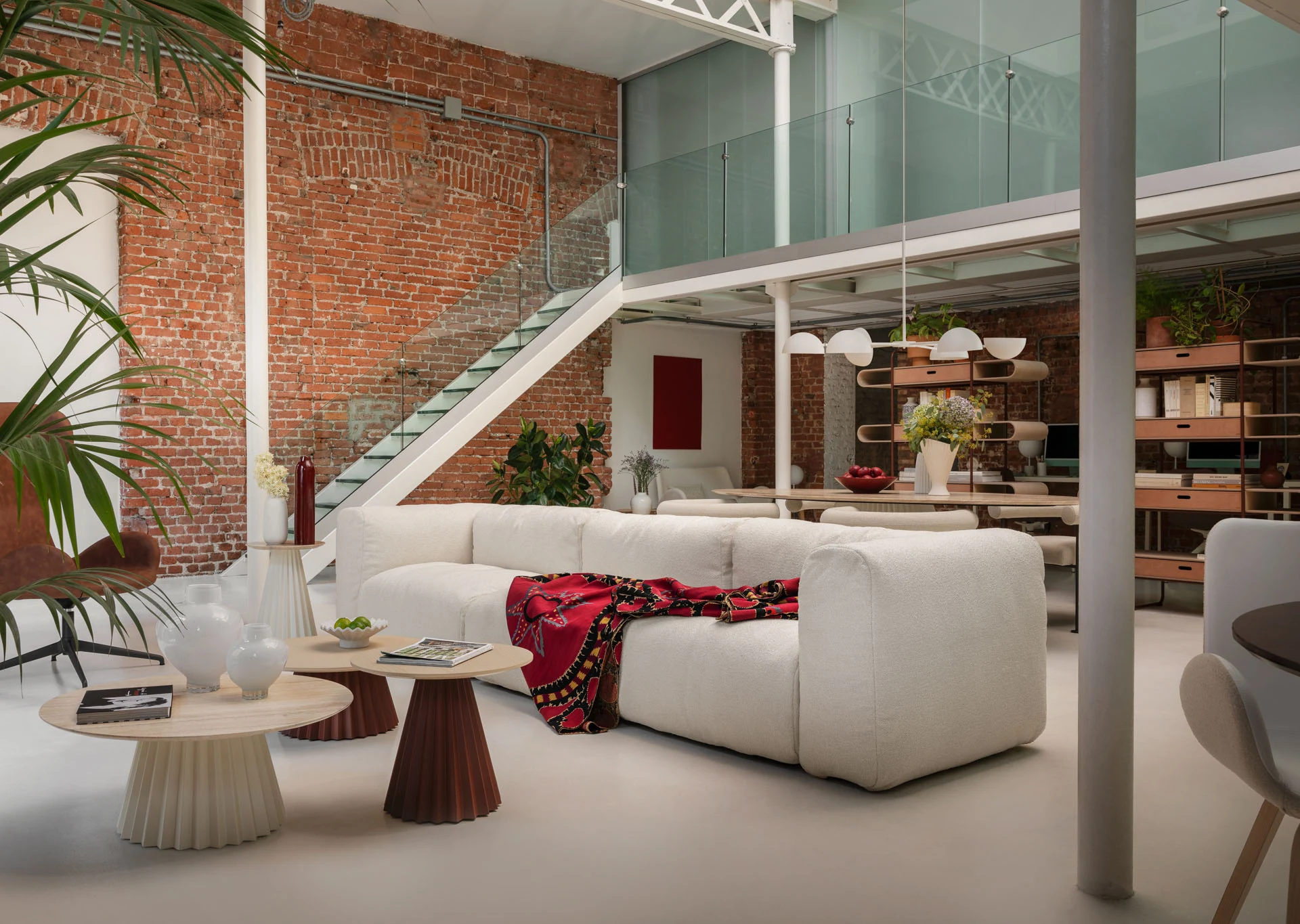 Sala de refeições elegante com mobiliário italiano