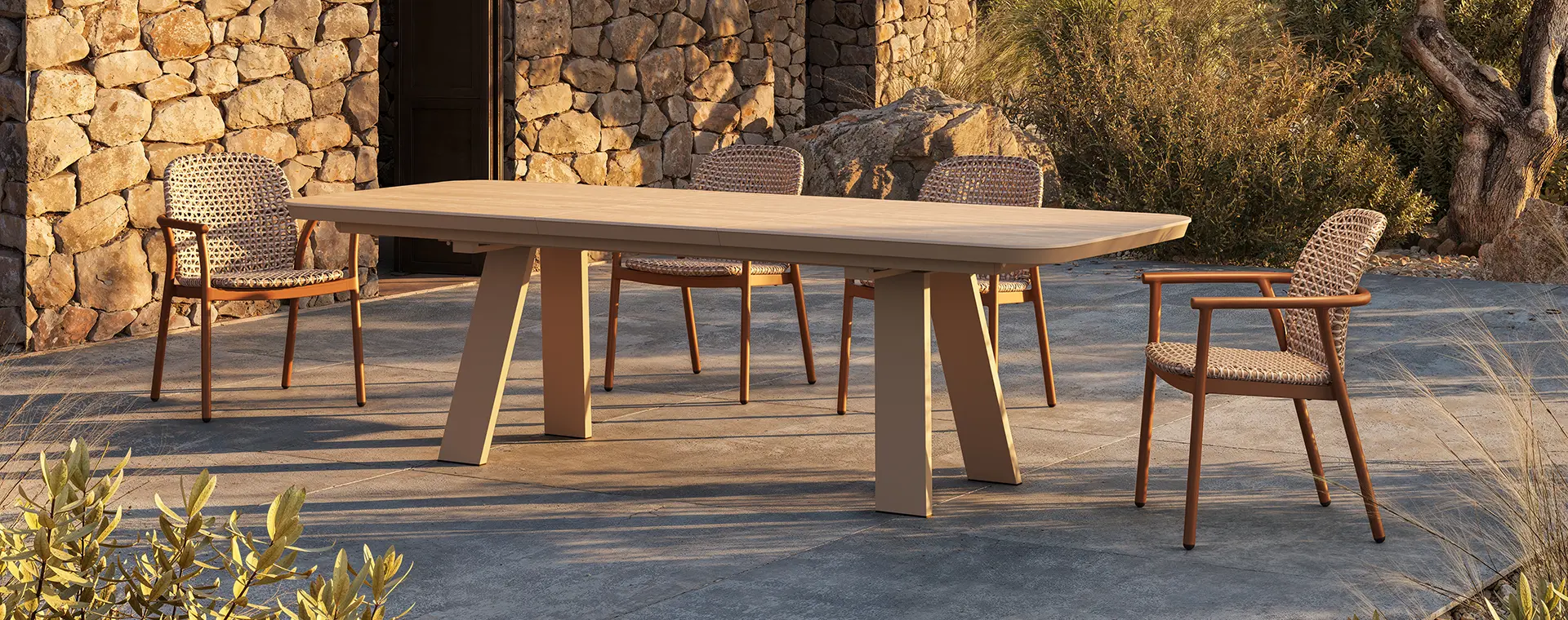 Mesa e cadeiras de exterior num ambiente mediterrânico